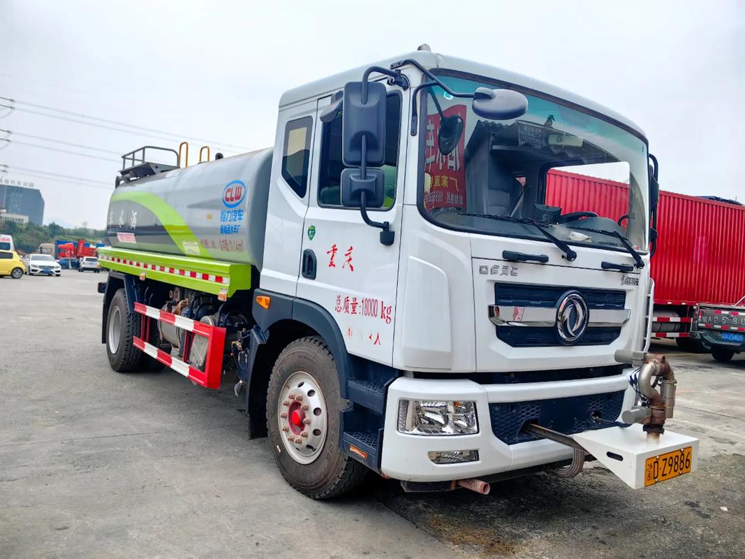 环卫车厂家在园林绿化工程中的关键角色 洒水车与专用车的专业应用